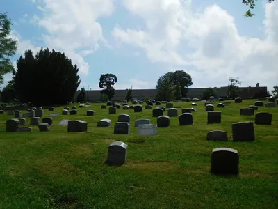 Надгробия на кладбище в бруклине. Существует ли гринфилд - элитное кладбище  в нью-йорке. Элитное кладбище в
