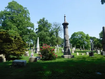 Надгробия на кладбище в бруклине. Существует ли гринфилд - элитное кладбище  в нью-йорке. Элитное кладбище в Нью Йорке - Грин-Вуд