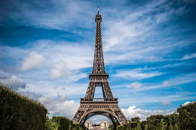 Эйфелева башня на облачном небе в Париже, Франции Структура и идея проекта  архитектуры Летние каникулы в французской столице Стоковое Изображение -  изображение насчитывающей прописно, путешествие: 114686763