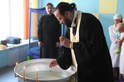 Священник Евгений Кулаков крестил детей из дома ребёнка ИК-5