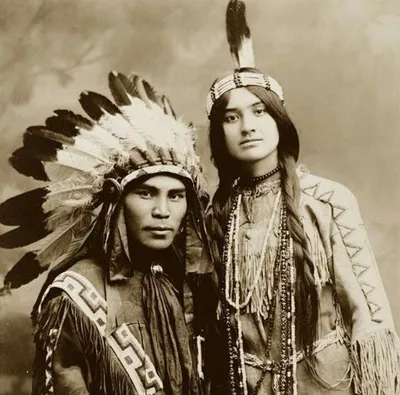 Какую одежду носили индейцы Североной Америки, и как на самом деле  выглядели их знаменитые головные уборы