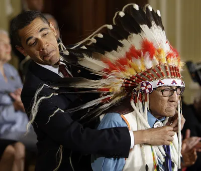 Танцоры-индейцы США редакционное стоковое изображение. изображение  насчитывающей танцы - 154443174