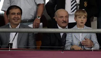 Лукашенко таскается за юбками и держит при себе сына - Delfi RU
