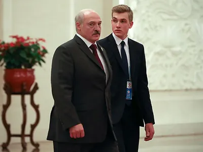 В Сети появилось фото предполагаемой матери 15-летнего сына Лукашенко -  TOPNews.RU