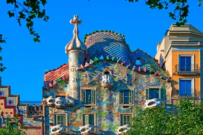 Турист - Невероятная архитектура Антонио Гауди дома Бальо в Барселоне,  Испания | Facebook