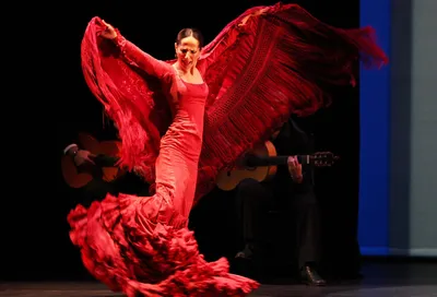 Танцуя группа в составе испанский танец фламенко Редакционное Стоковое Фото  - изображение насчитывающей пустыня, костюм: 65896743