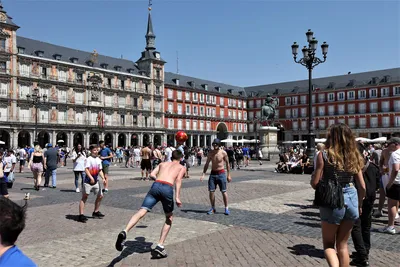 Люди Гуляют По Главной Улице Рамбла Барселоны Испания — стоковые фотографии  и другие картинки Архитектура - iStock