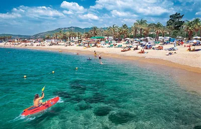 Красивый пляж со скалами и бирюзовым морем в испании | Премиум Фото