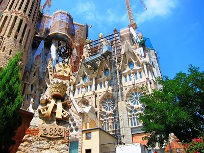 Фасад Знаменитого Дома Каса Бальо Антонио Гауди, Барселона, Испания  Фотография, картинки, изображения и сток-фотография без роялти. Image  24178049