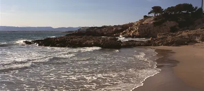 Пляж испанского побережья средиземного моря в районе города Салоу. Испания.  фотография Stock | Adobe Stock
