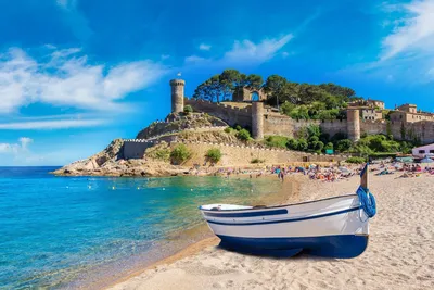 Пляж города льорет-де-мар, на побережье коста брава В каталонии, Испании,  Редакционное Стоковое Фото - изображение насчитывающей каникулы, городок:  166381718