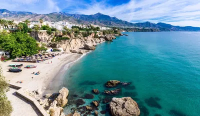 Пляж Нерья Провинция Малага, Коста-дель-Соль, Андалусия, Испания  Редакционное Стоковое Изображение - изображение насчитывающей день,  назначение: 160138439