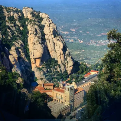 Вам даже не снилось - Величественный монастырь Монсеррат существует на горе  Монсеррат с девятого века. Испания | Facebook