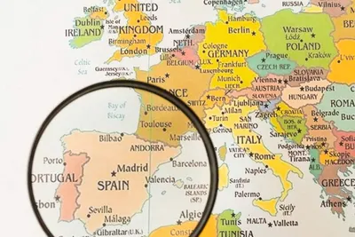 Карта мира с увеличенной испанией. флаг и карта испании. | Премиум векторы
