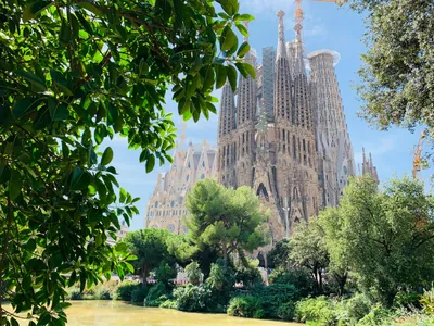 В Барселоне достроили две башни храма Саграда Фамилия