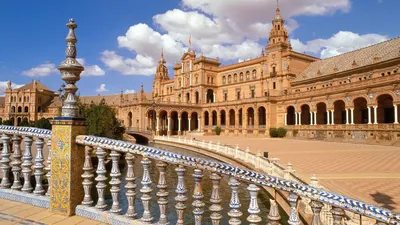 Севилья Испания Plaza De Espana известной достопримечательностью города  Редакционное Фотография - изображение насчитывающей небо, строя: 170041827