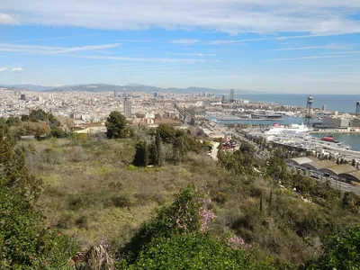 Барселона, Испания. Март март 2021 : Вид сверху Cityscape в городе  Барселона от садов Miramar в Испании Редакционное Фотография - изображение  насчитывающей горизонт, город: 213797782