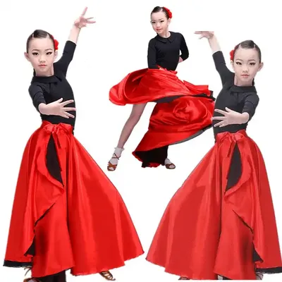 танцулька Испанская девушка в красном фламенко танцев юбки Стоковое Фото -  изображение насчитывающей страсть, испанско: 42250908