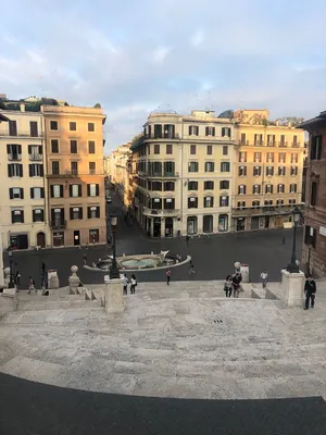 Туристам запретили сидеть на ступеньках Испанской лестницы в Риме