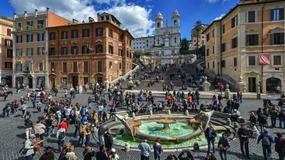Туристам запретили сидеть на ступенях Испанской лестницы в Риме -  Российская газета