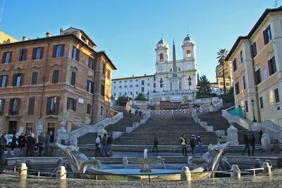 Испанская лестница — это грандиозное барочное сооружение в Риме