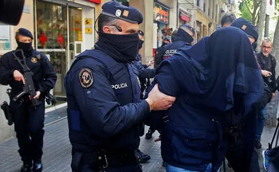 В Испании полицейских призвали присоединиться к «антиковидным» протестам |  ИА Красная Весна