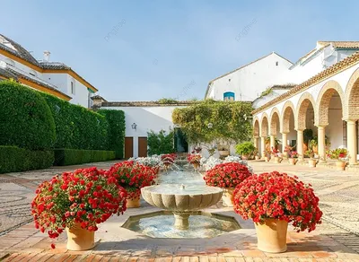 Внутренний дворик дома в Испании. - онлайн-пазл