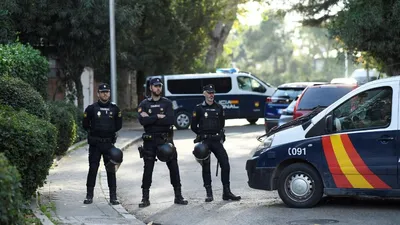Форма полиции молодого красивого испанского полицейских с Стоковое  Изображение - изображение насчитывающей портрет, полисмен: 212655489