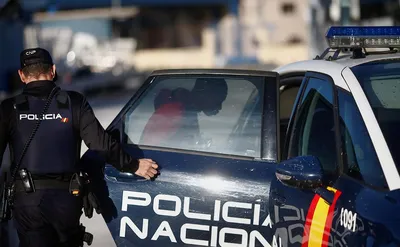 Испанские полицейские нападают в обслуживание Редакционное Изображение -  изображение насчитывающей предохранитель, цена: 69143510