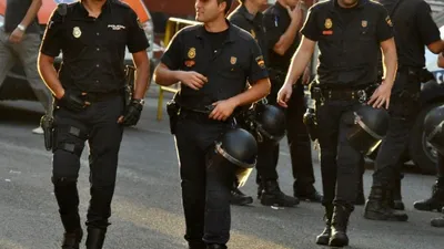 Испанские полицейские устроили для жителей на карантине уличный концерт:  веселые видео - Showbiz