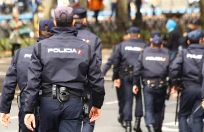 Мужчина напал с топором на полицию в Испании - РИА Новости, 27.04.2021