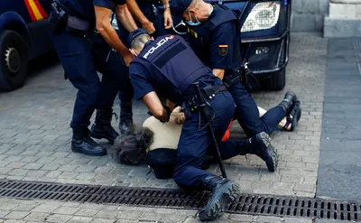 Каталонская и испанская полиция вместе в Барселоне – Стоковое редакционное  фото © dinogeromella #167932356