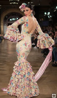 Красивые женщины моды нося платье фламенко Испанский фольклор Редакционное  Стоковое Изображение - изображение насчитывающей цветок, зеленый: 92958279