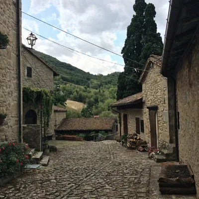 итальянская деревня мелфи. стоковое фото. изображение насчитывающей старо -  243351410