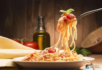 Итальянская паста с соусом Tomato Pelati и базиликом
