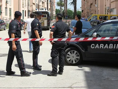 Итальянская полиция в улице в Неаполь 01 07 Италия 2018 Редакционное  Фотография - изображение насчитывающей форма, оружие: 122268807