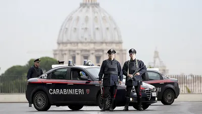 Итальянские полицейские на полицейском автомобиле Италия Редакционное  Изображение - изображение насчитывающей флоренция, офицеры: 113964115