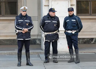Оказывается, не только дьявол носит Prada, но и итальянская полиция! Это не  шутка, действительно форму для итальянских.. | ВКонтакте