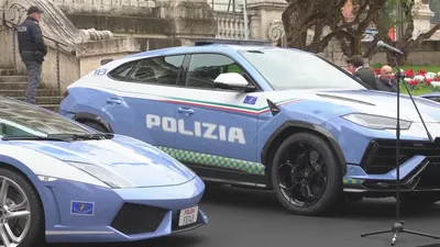 Итальянские полицейские машины, стоящие в центре Рима. Редакционное  Стоковое Фото - изображение насчитывающей закон, защитите: 199985188