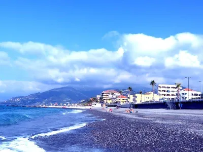 Лигурийское море и пляжи Итальянской Ривьеры, водный спорт, купальный сезон  в Лигурии, Италия