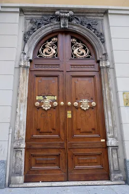 Входные двери Oikos в современной вилле в Порденоне, Италия