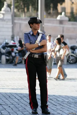 Очень легкомысленно: Итальянские полицейские отказываются носить розовые  маски - KP.RU