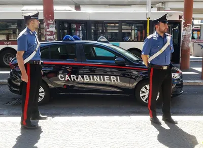 Офицеры карабинеров перед Квириональным дворцом, Рим Редакционное Фото -  изображение насчитывающей полиции, бело: 165955326