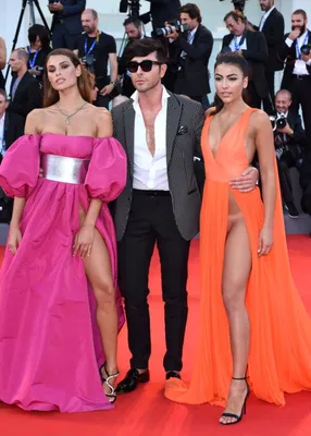 Скандал на Венецианском кинофестивале: Итальянские модели вышли на красную  дорожку в неприличных нарядах - KP.RU