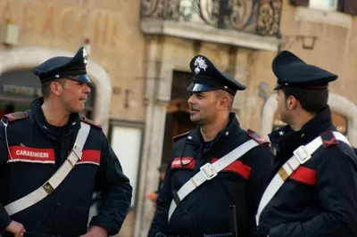 Детали Италии Красивый итальянский полицейский Редакционное Стоковое  Изображение - изображение насчитывающей управление, констебль: 120328219