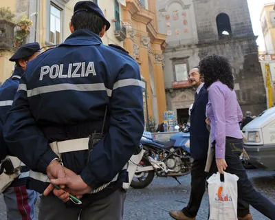 Итальянская полиция конфисковала у антипрививочников кастеты и дубинки -  РИА Новости, 09.09.2021