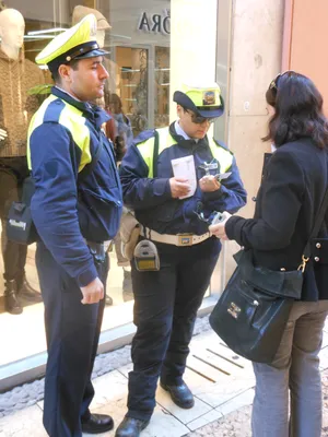 Итальянские полицейские в действии Редакционное Стоковое Фото - изображение  насчитывающей управление, опасность: 123650043