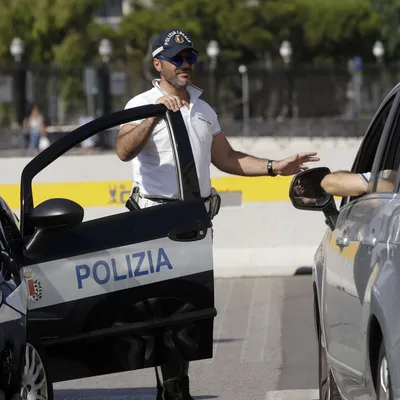 NEWSru.com :: В Италии босс мафии по кличке Мама залез на шкаф, чтобы  спрятаться от полицейских (ВИДЕО)