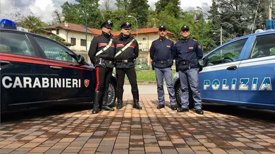 Розовые маски полицейских в Италии | Пикабу