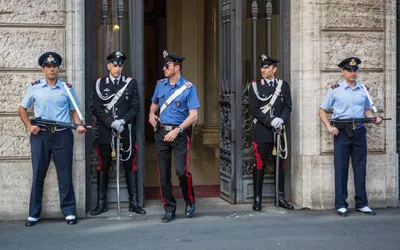 Итальянские полицейские машины, стоящие в центре Рима. Редакционное  Стоковое Фото - изображение насчитывающей закон, защитите: 199985188